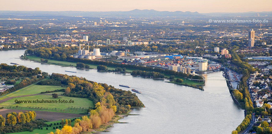 Köln-Niehl, Hafen mit Blick zum Siebengebirge