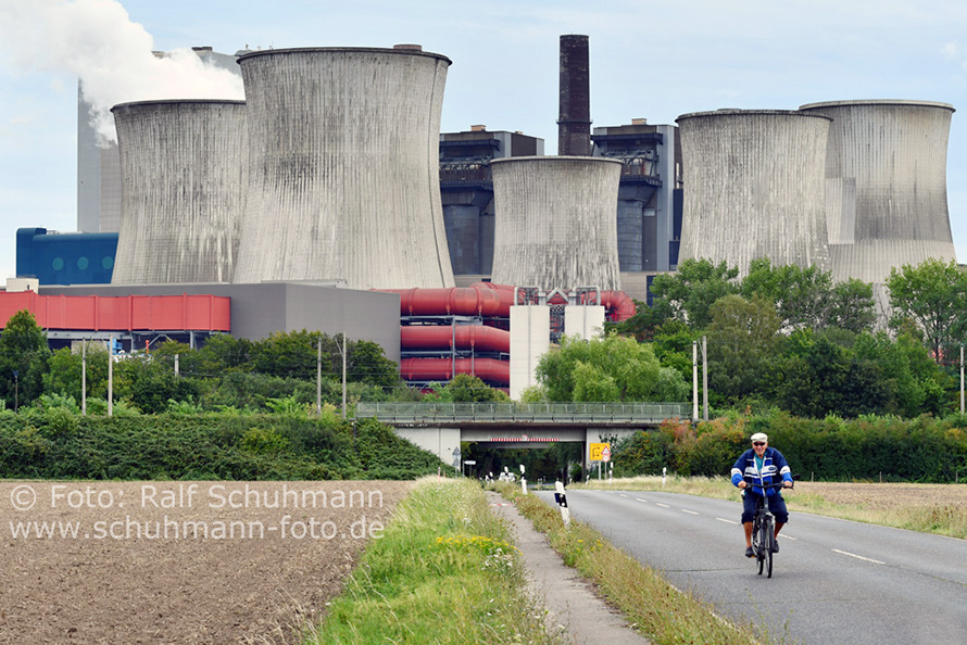 Bergheim, Straße L213, Blick nach Nordwesten zum Kraftwerk Neurath