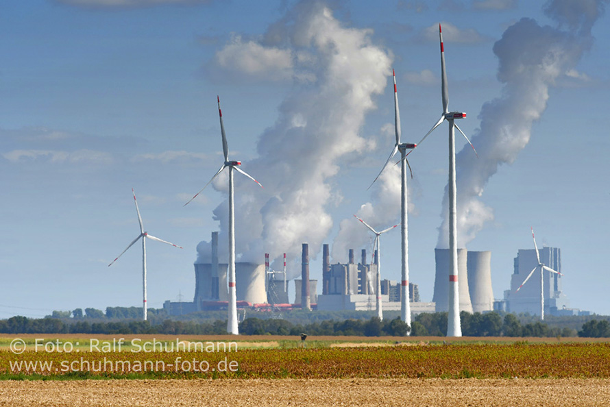 Windpark Bedburg, Blick zum Kraftwerk Neurath